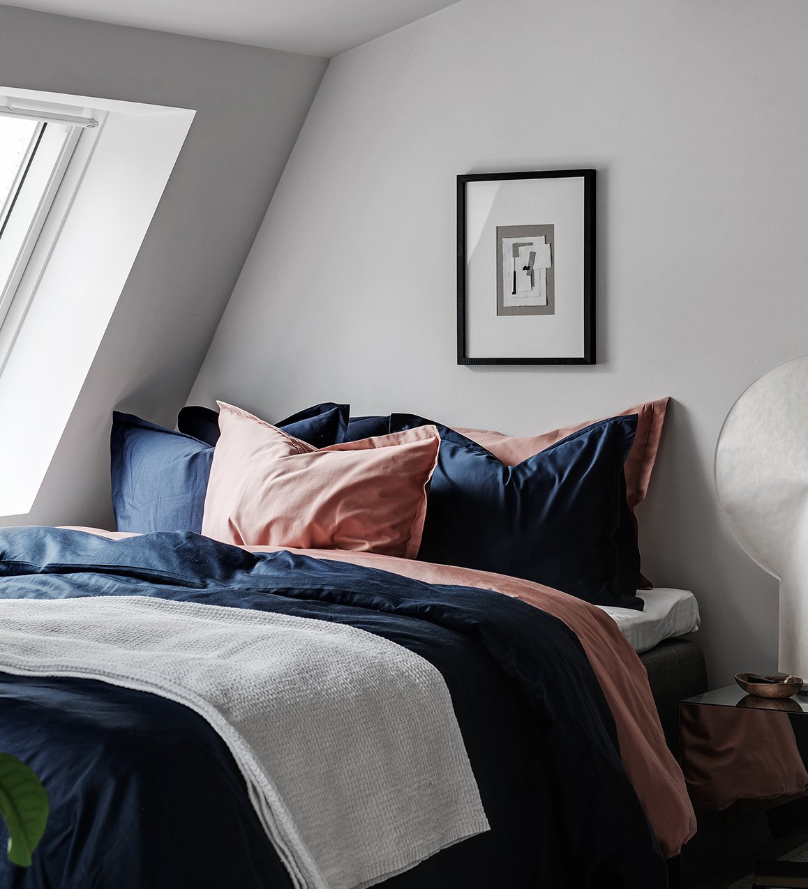 idée déco studio chambre lit double coussin couette couverture lampe ronde papier blanche table chevet - blog déco - clem around the corner