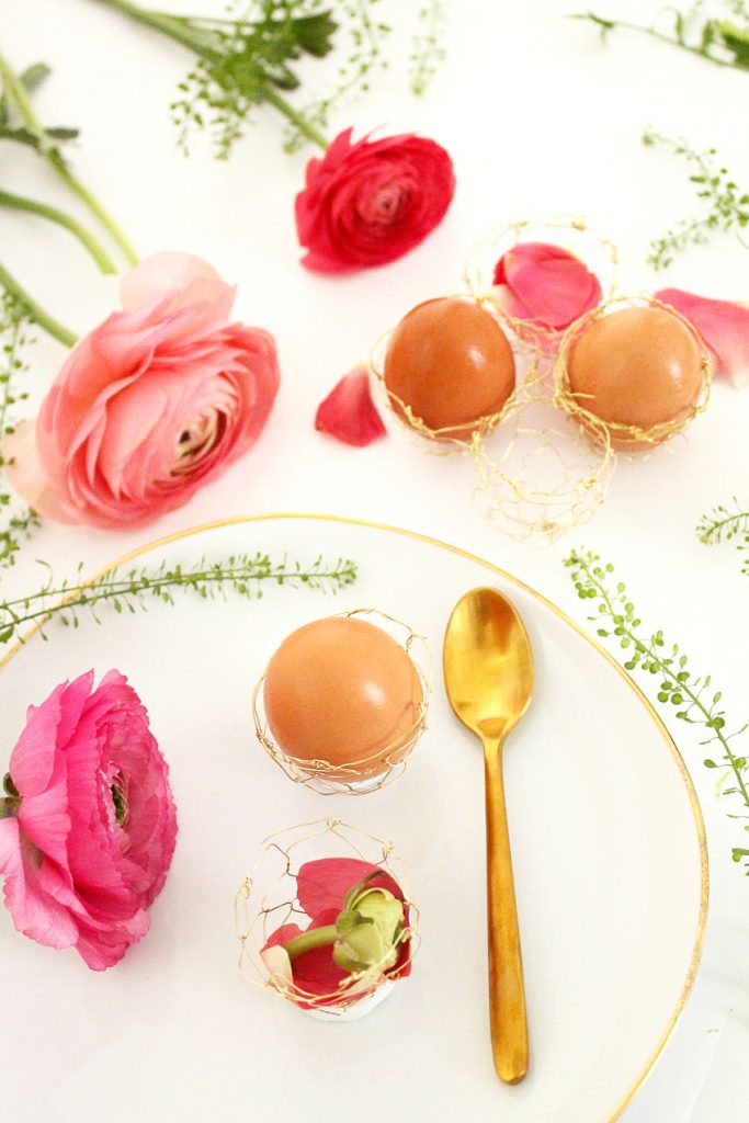 Pâques diy oeuf ficelle laiton décoration table fête fleurs couvert - blog déco - clem around the corner