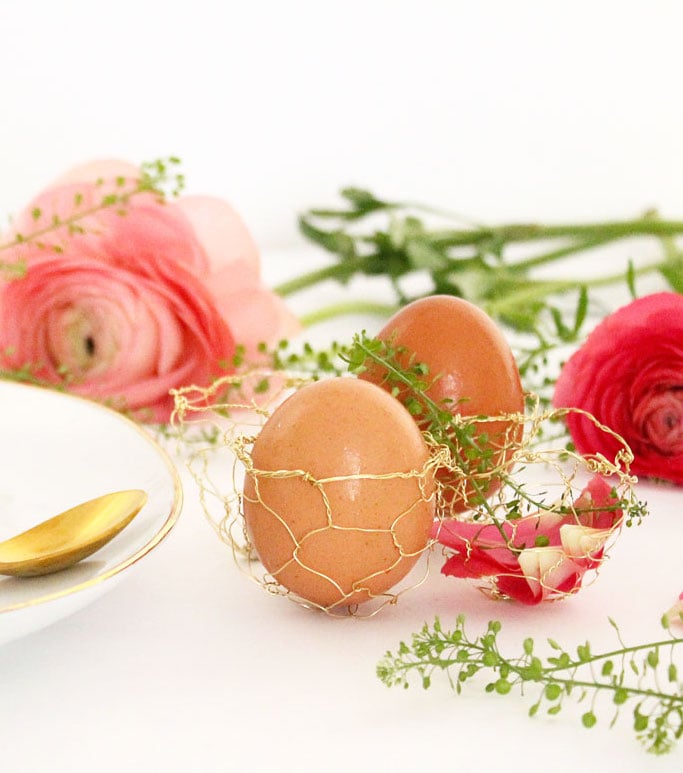 Pâques diy oeuf ficelle laiton assiette blanche dorée rose fleurs - blog déco - clem around the corner