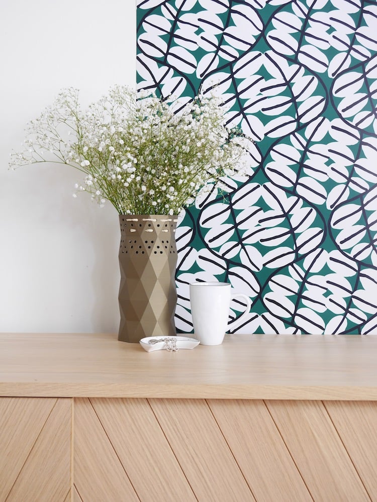 cache pot vase plante fleurs blanches pot marron salon orange - blog déco - clem around the corner