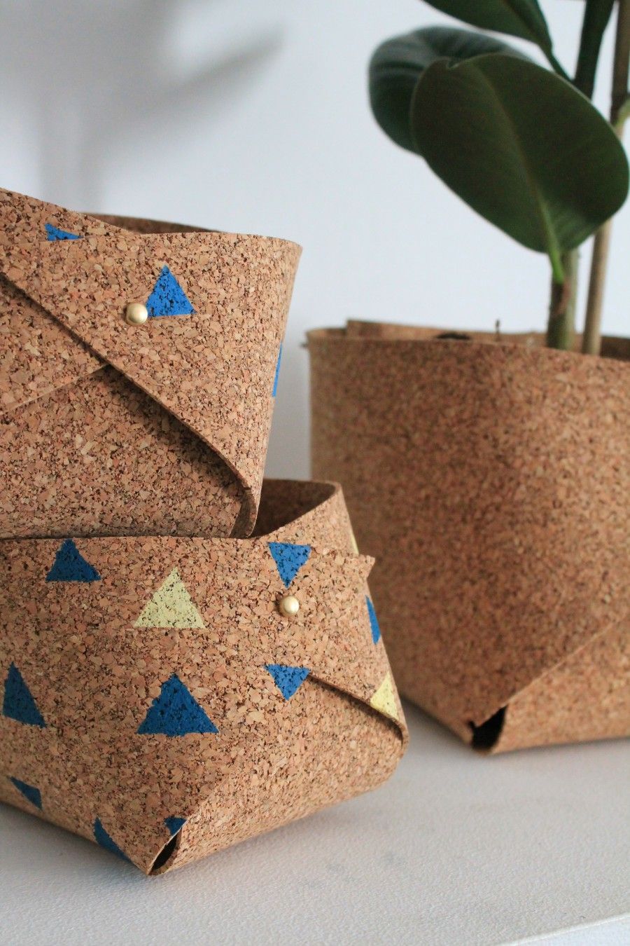 cache-pot DIY liège upcycling écolo motif triangle bicolore bleu jaune plantes salon - blog déco - clem around the corner