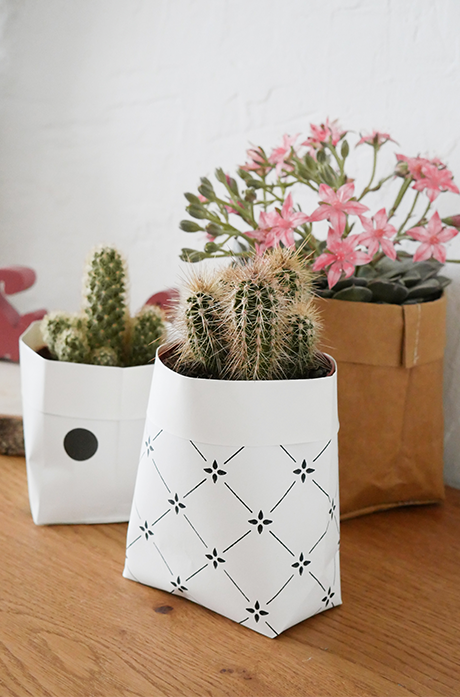 cache pot diy papier peint blanc noir table bois - blog déco - clem around the corner