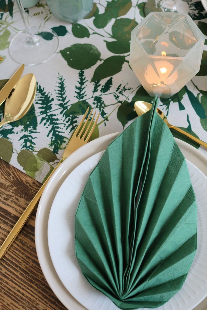 table style jungle diy serviette feuille pliage collage travaux manuels table bois - blog déco - clem around the corner