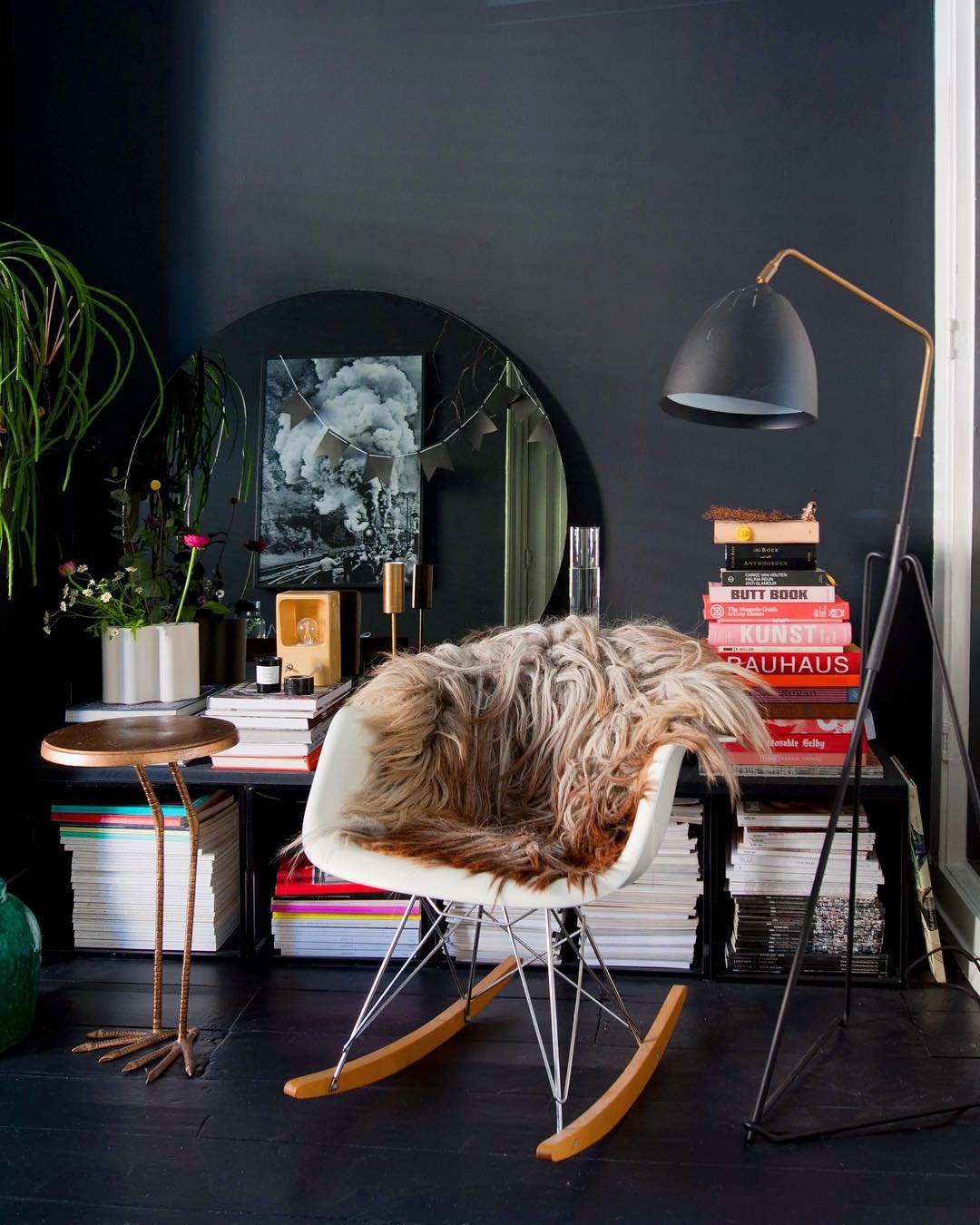 salon noir miroir rond chaise à bascule table basse pied oiseau autruche en cuivre