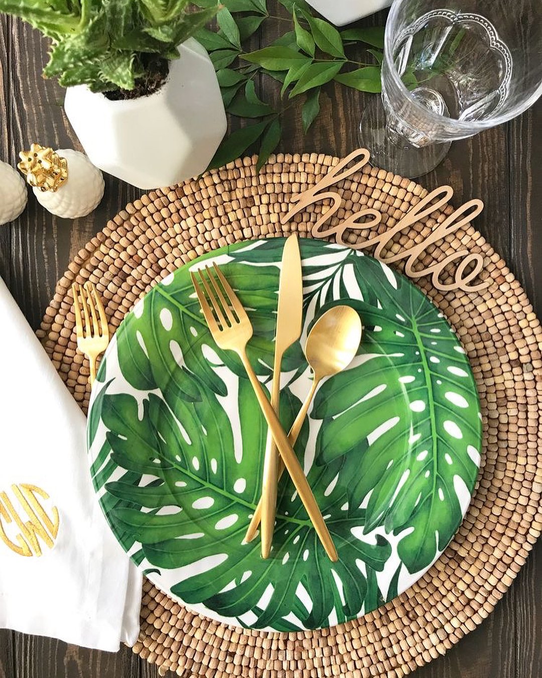 table style jungle rustique set table osier assiette feuille couvert or - blog déco - clem around the corner