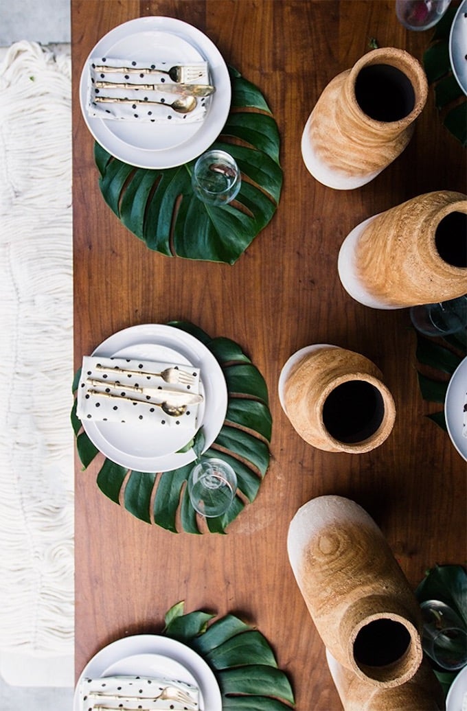 table style jungle sobre élégant table verre exotique bois couvert laiton - blog déco - clem around the corner