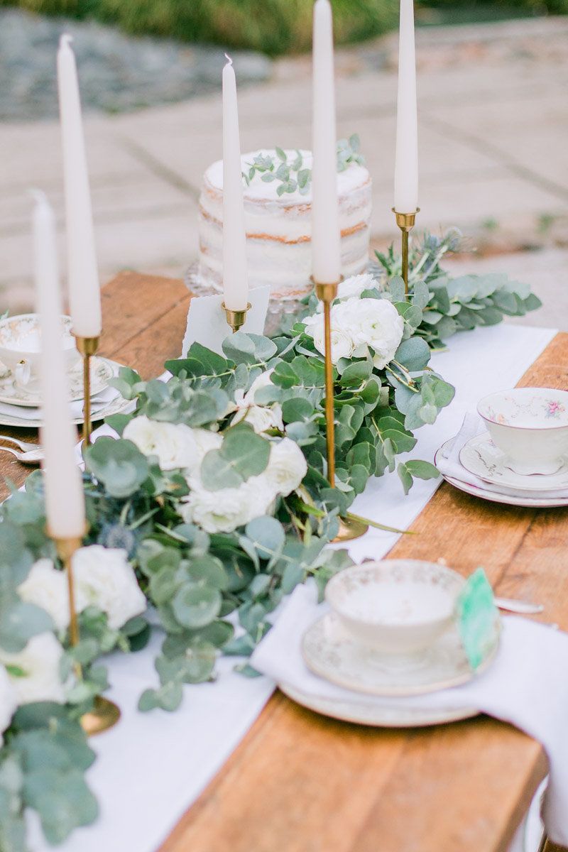 table style jungle sobre élégant table chandelier laiton nappe blanche - blog déco - clem around the corner