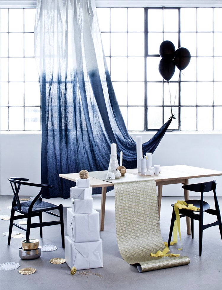 tie and dye bleu rideau voile table chaise bois - blog déco - clem around the corner