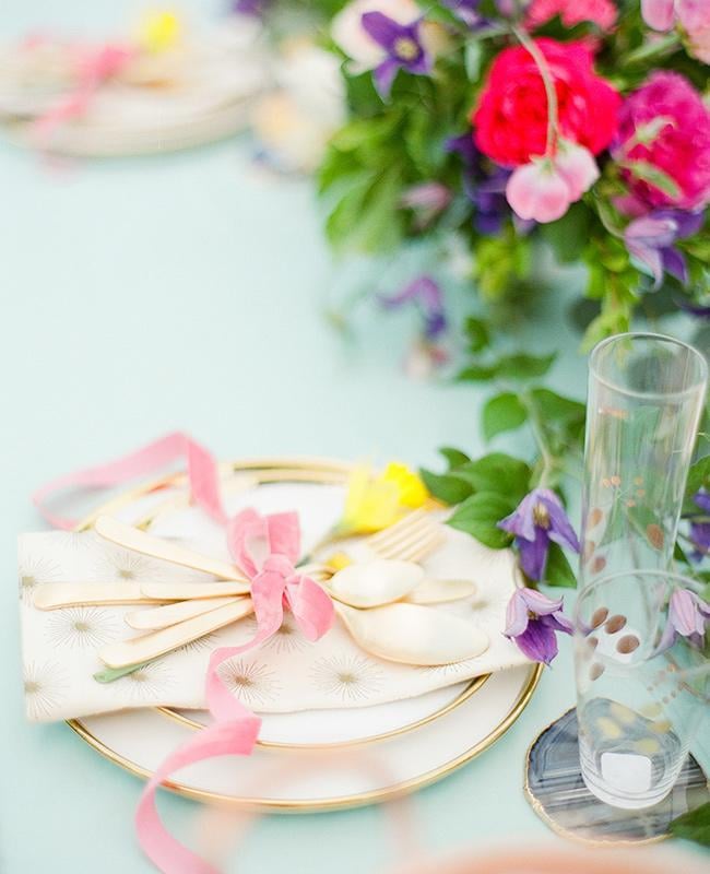 table de pâques déco bouquet vaisselle coloré - blog déco - clem around the corner