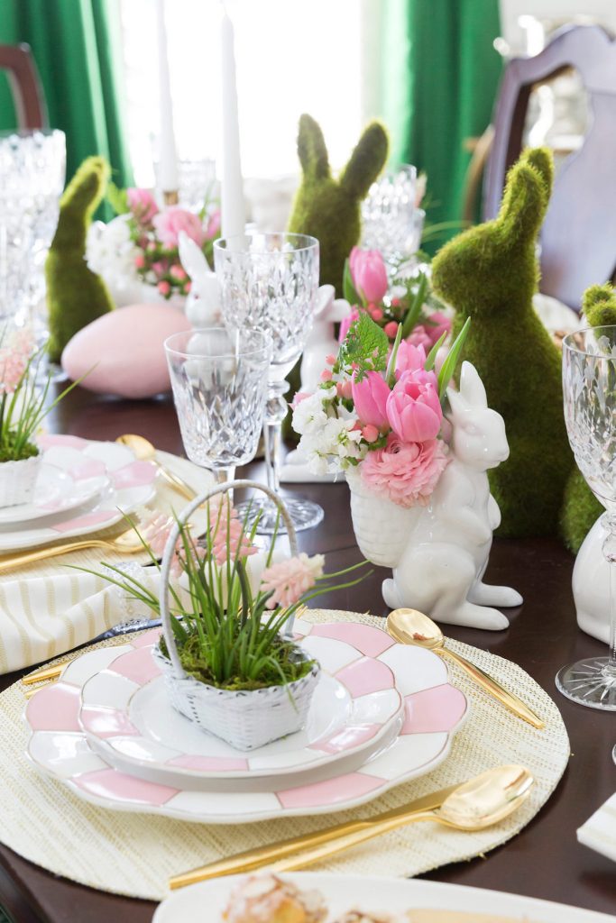 table de pâques déco lapin petit bouquet rose couverts laiton - blog déco - clem around the corner