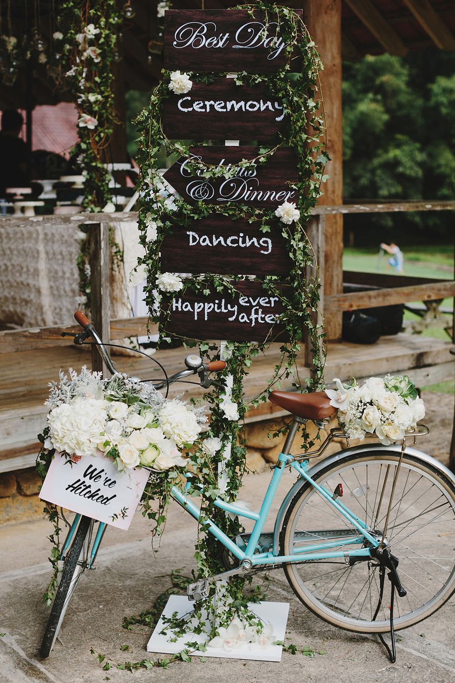 déco vélo mariage panneaux directionnels bleu bois - blog déco - clem around the corner