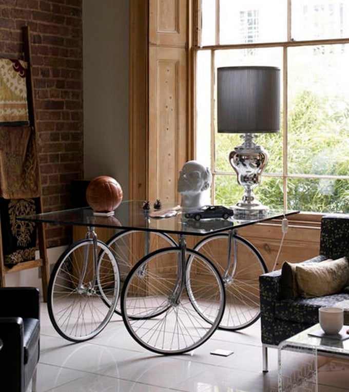 déco vélo salon table verre bois roue - blog déco - clem around the corner