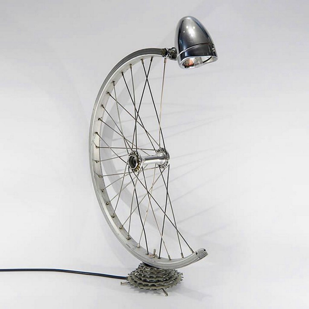 déco vélo lampe roue métal gris - blog déco - clem around the corner