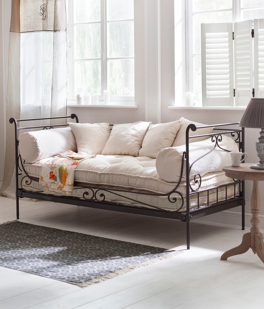 méridienne fer forgé noir salon coussin ambiance rose pastel - blog déco - clem around the corner