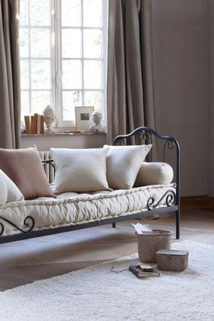 méridienne fer forgé noir intérieur chambre tapis rose pastel - blog déco - clem around the corner