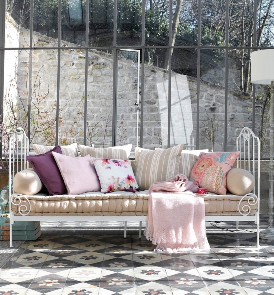 méridienne fer forgé blanche veranda coussin rose - blog déco - clem around the corner