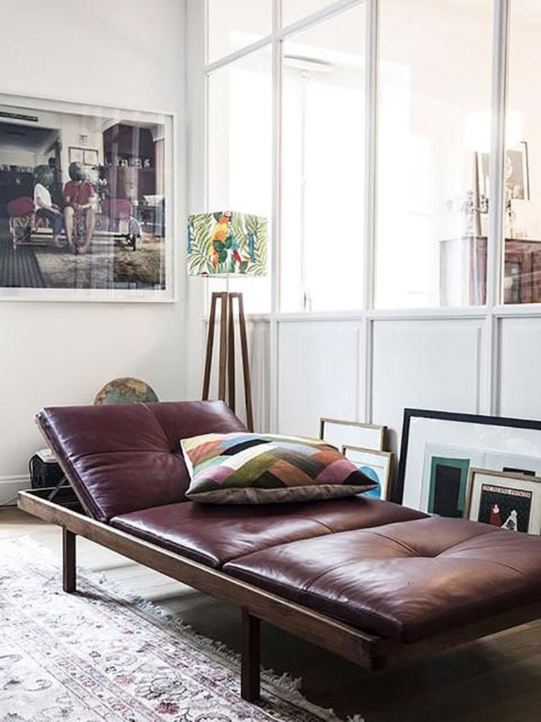 méridienne cuir violet matelassé salon coussin tapis artiste maison - blog déco - clem around the corner