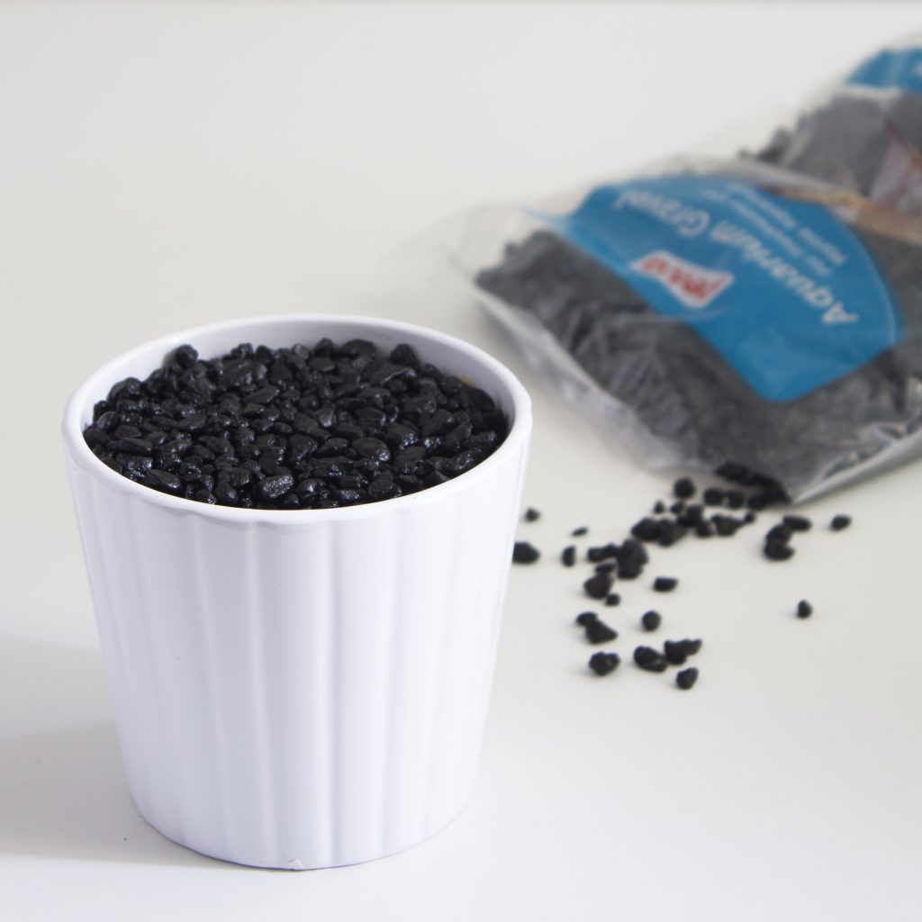 pot ceramique blanc mini cailloux noirs