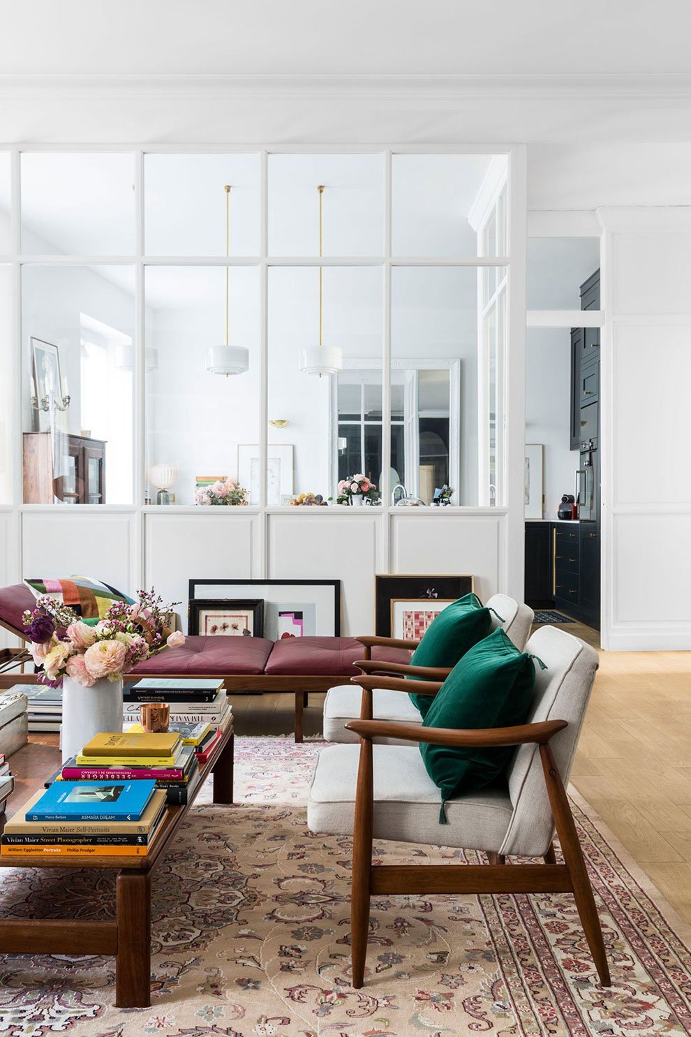 méridienne cuir violet salon coussin fauteuil artiste bois vitre - blog déco - clem around the corner