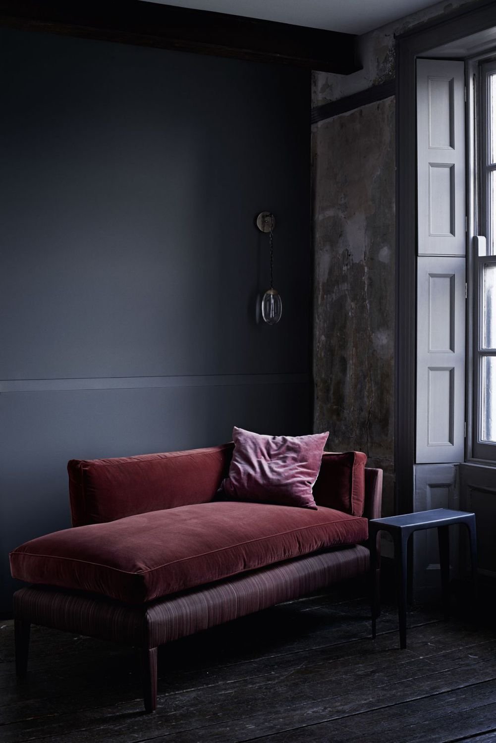 méridienne velours rouge salon feutré gris - blog déco - clem around the corner