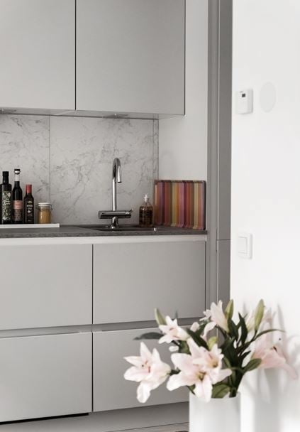 déco gris rose cuisine ouverte marbre - blog déco - clem around the corner