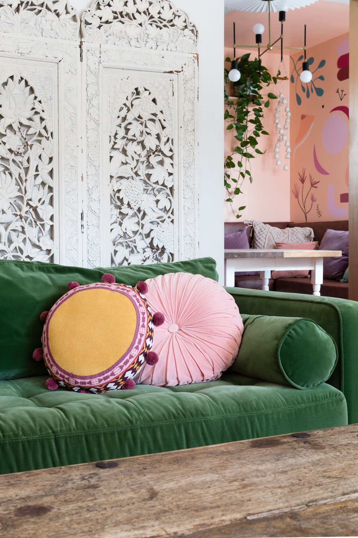 maison maximaliste salon bohème coloré canapé velours vert - blog déco - clem around the corner