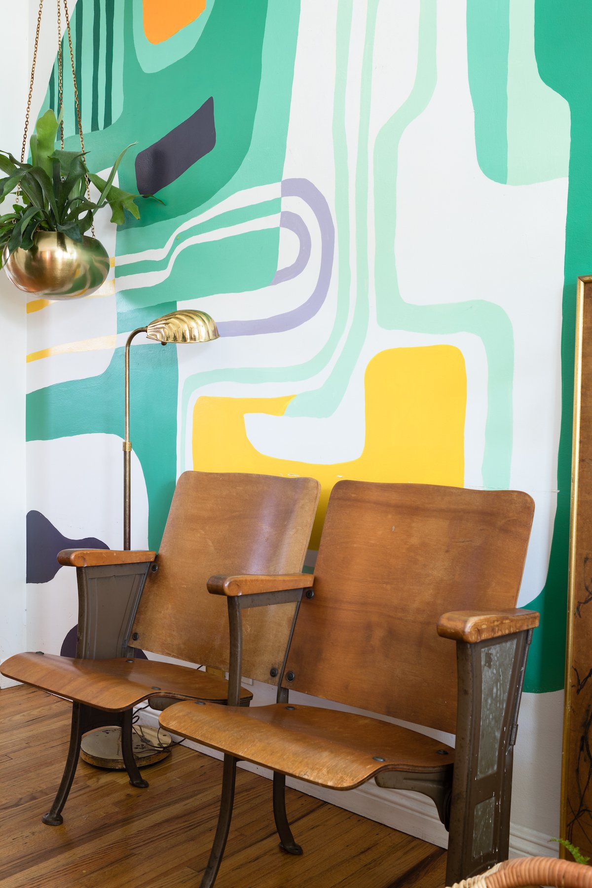 maison maximaliste décoration originale mur coloré banc bois vintage - blog déco - clem around the corner