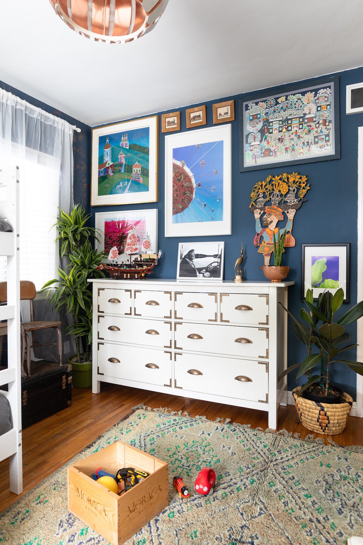 maison maximaliste chambre enfant mur bleu cadres - blog déco - clem around the corner