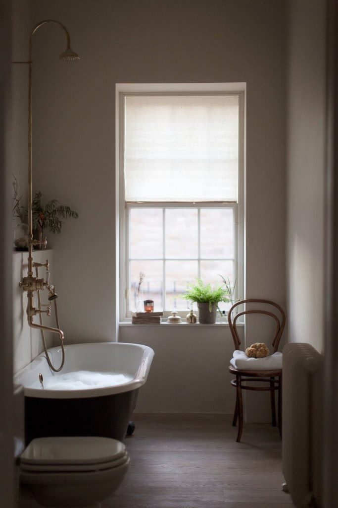 Slow life salle de bain baignoire laiton style parisien clemaroundthecorner