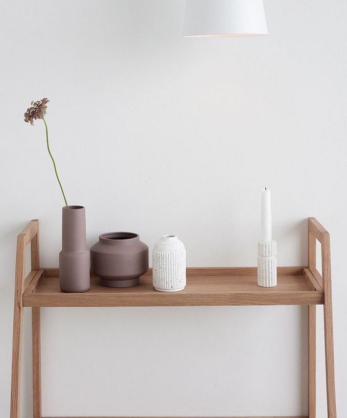 Slow life mur blanc étagère bois vase violet clemaroundthecorner