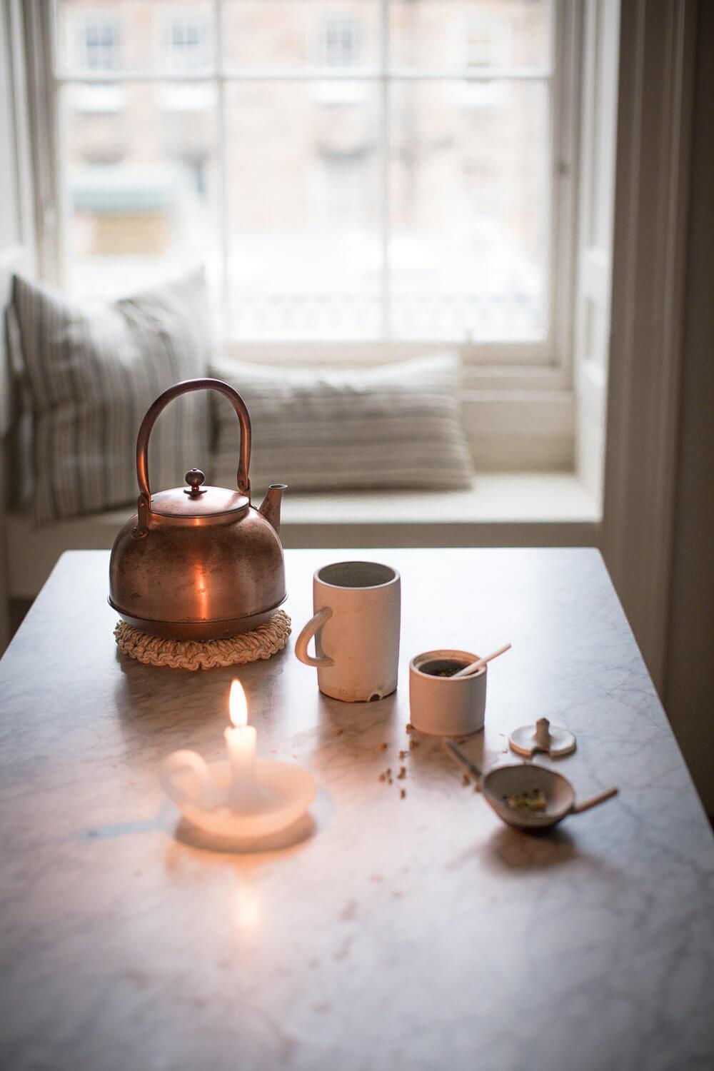 Slow life cuisine table marbre blanc bougie appart parisien clemaroundthecorner