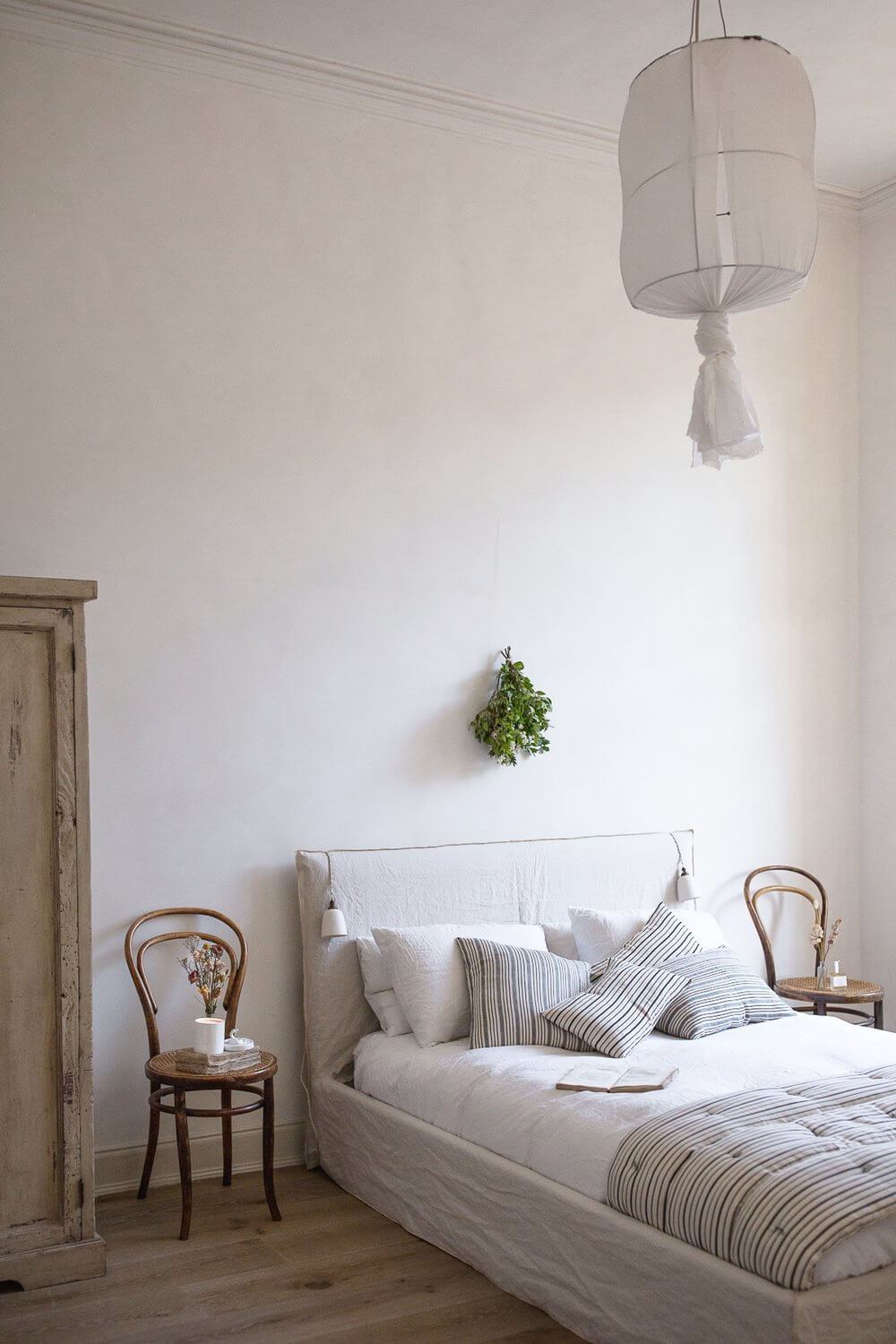 Slow life chambre blanche lit drap lin chaise bois cannage appart parisien clemaroundthecorner
