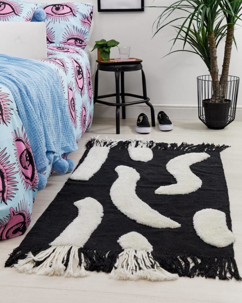 blog déco tapis franges noir blanc couette bleu oeil rose déco chambre clemaroundthecorner