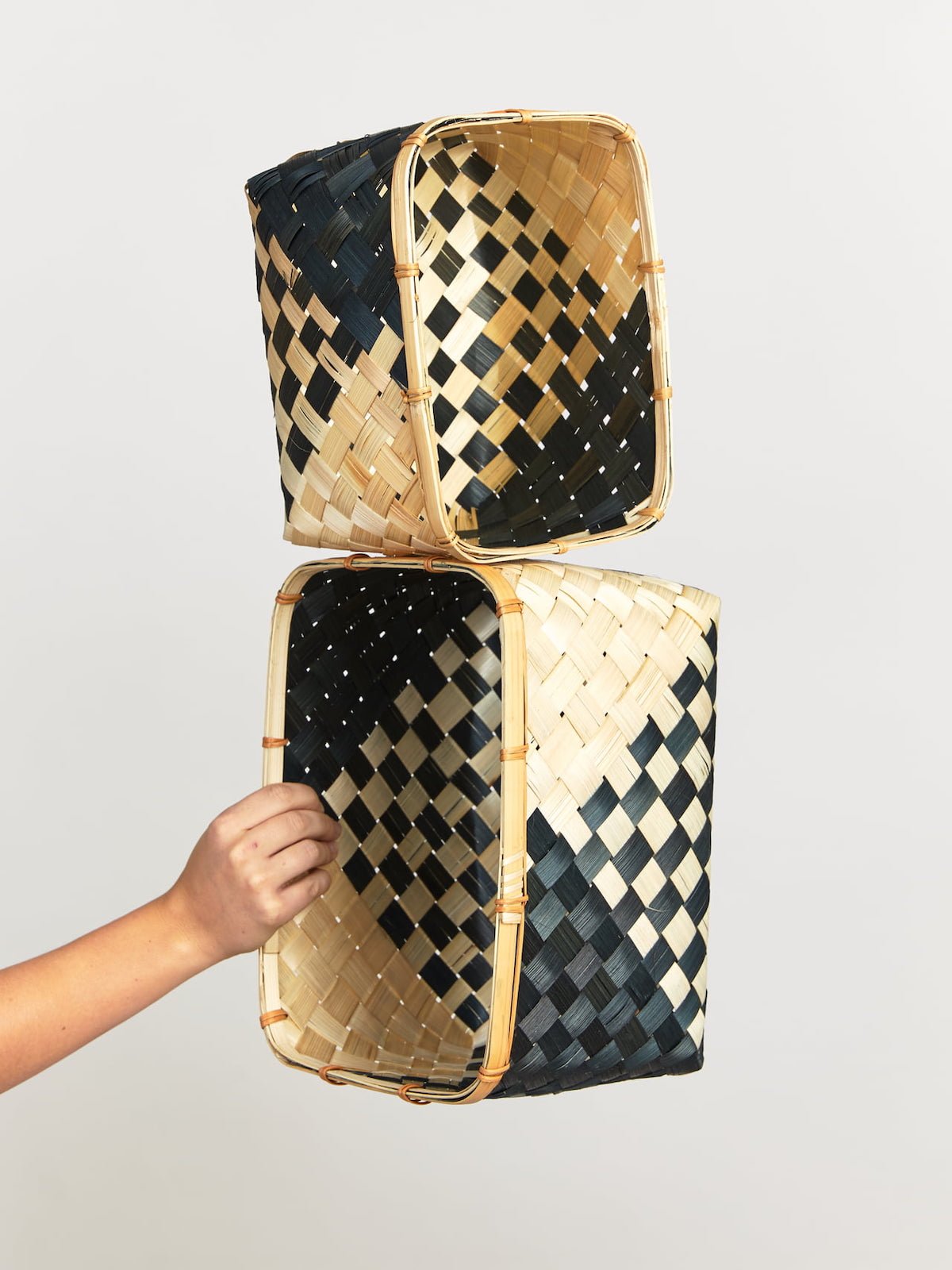 panier osier noir marron rectangle idée rangement déco maison clemaroundthecorner