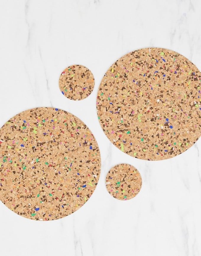 set de table rond liège coloré accessoire déco cuisine clemaroundthecorner