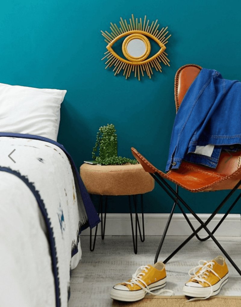 déco murale oeil doré fauteuil cuir rouge lit blanc clemaroundthecroner