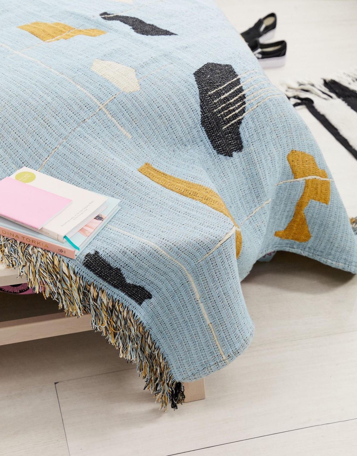 déco asos plaid bleu orange noir franges lit livres parquet chambre - blog déco