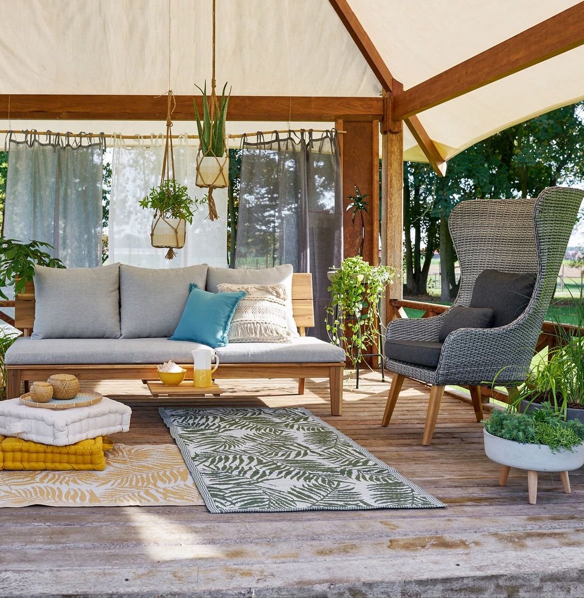 blog déco outdoor salon extérieur terrasse bois fauteuil tressé gris tabouret carré béton