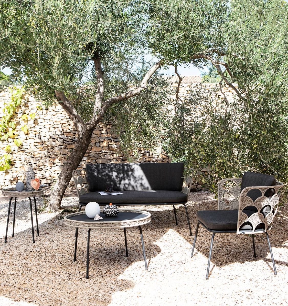 salon extérieur table basse ronde métallique noir corde tressée beige clemaroundthecorner