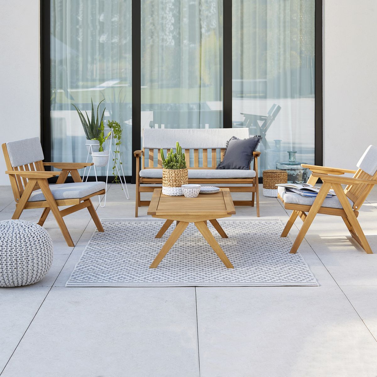 salon de jardin table basse bois rectangle chaise canapé coussin gris clemaroundthecorner