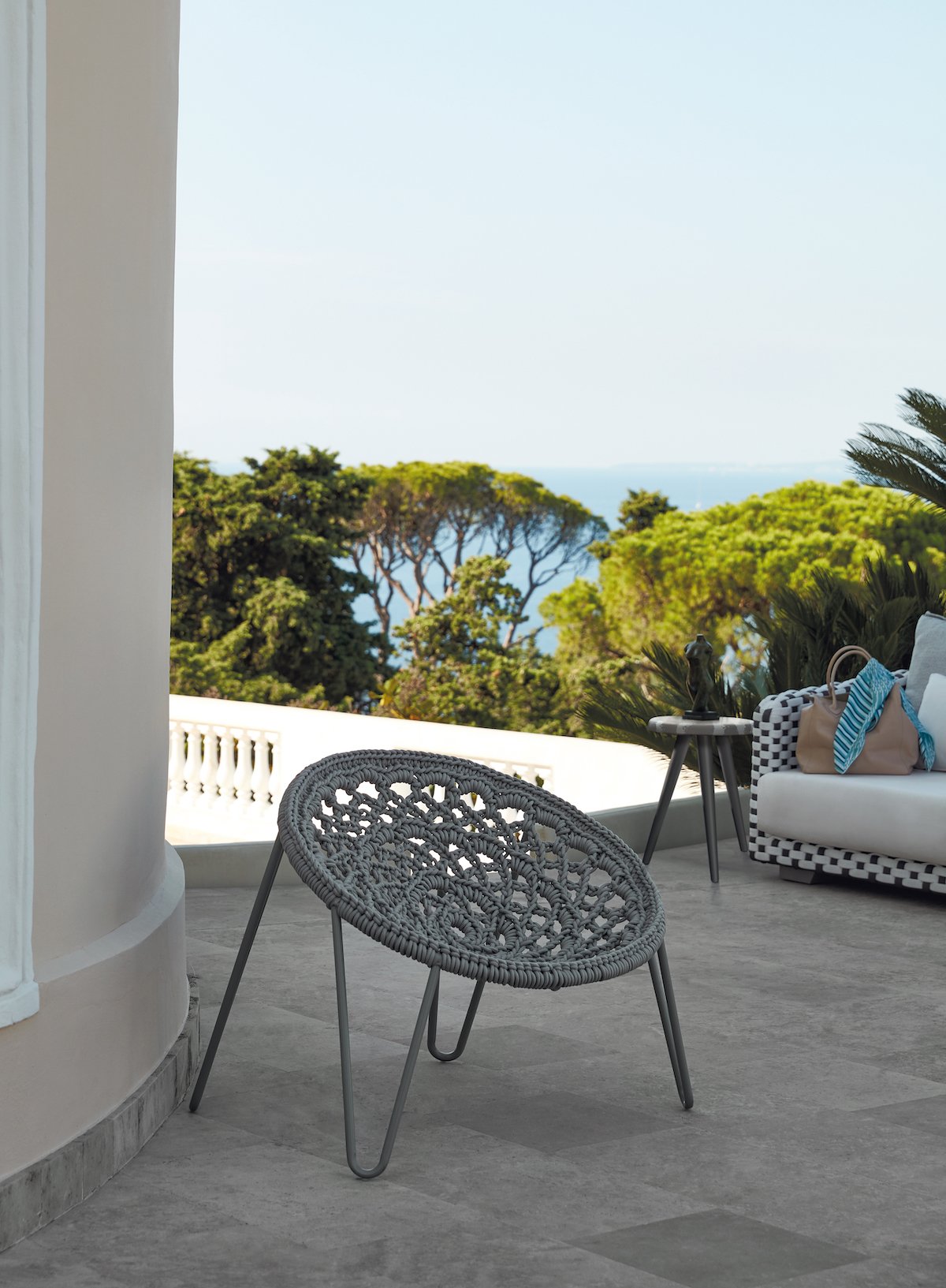 jolie chaise oeuf style bohème tressage terrasse vue sur mer