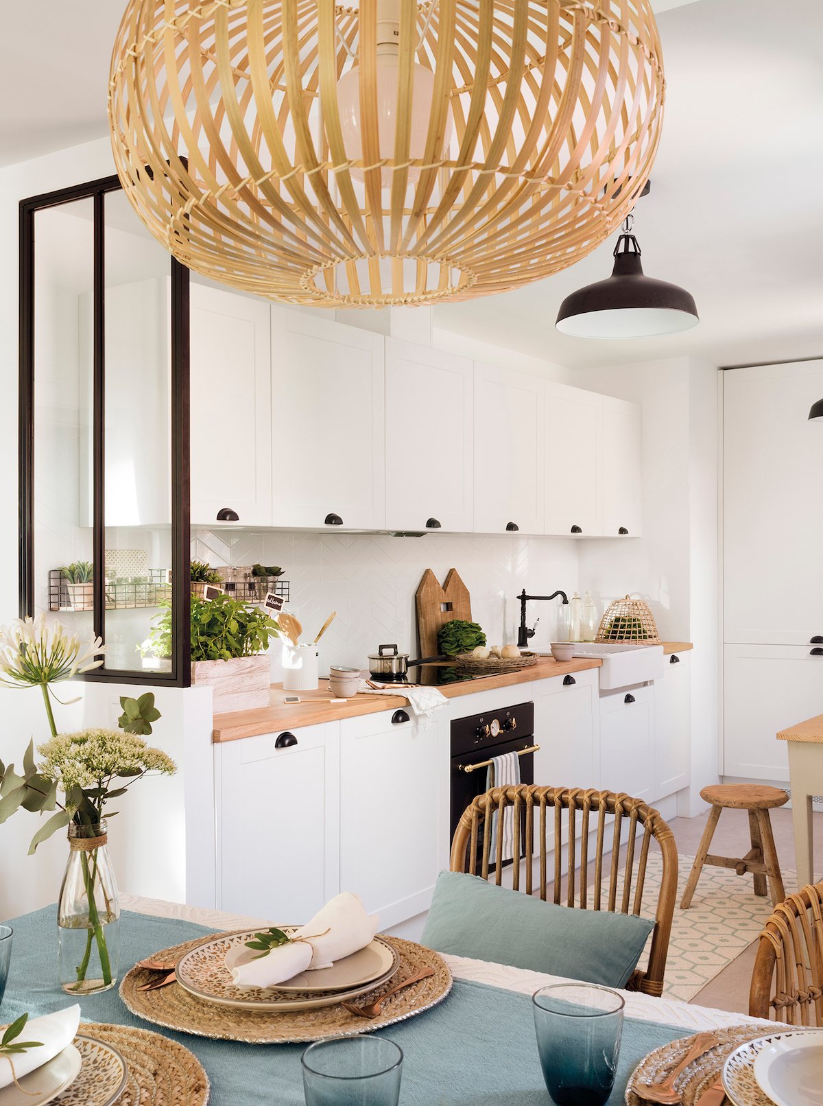 blog déco cuisine scandicraft bleu pastel blanc verrière metal