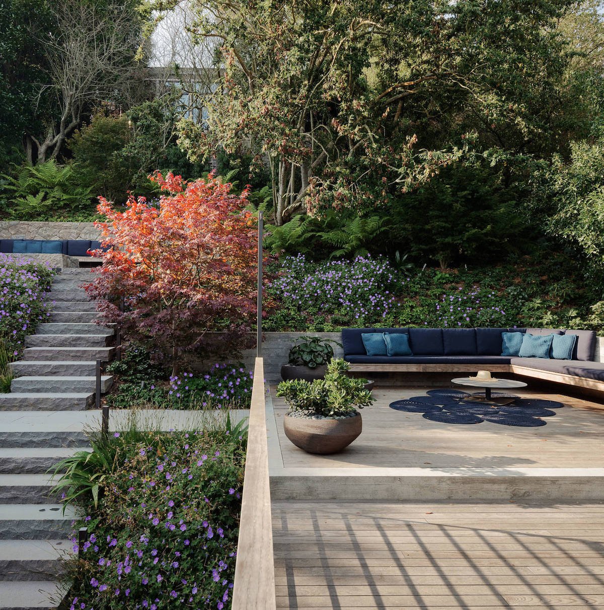 maison japonaise terrasse en bois escalier béton feuillage buisson vert - blog déco - clem around the corner