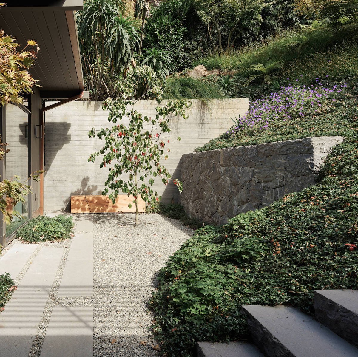 maison japonaise jardin pierre escalier béton arbuste - blog déco - clem around the corner