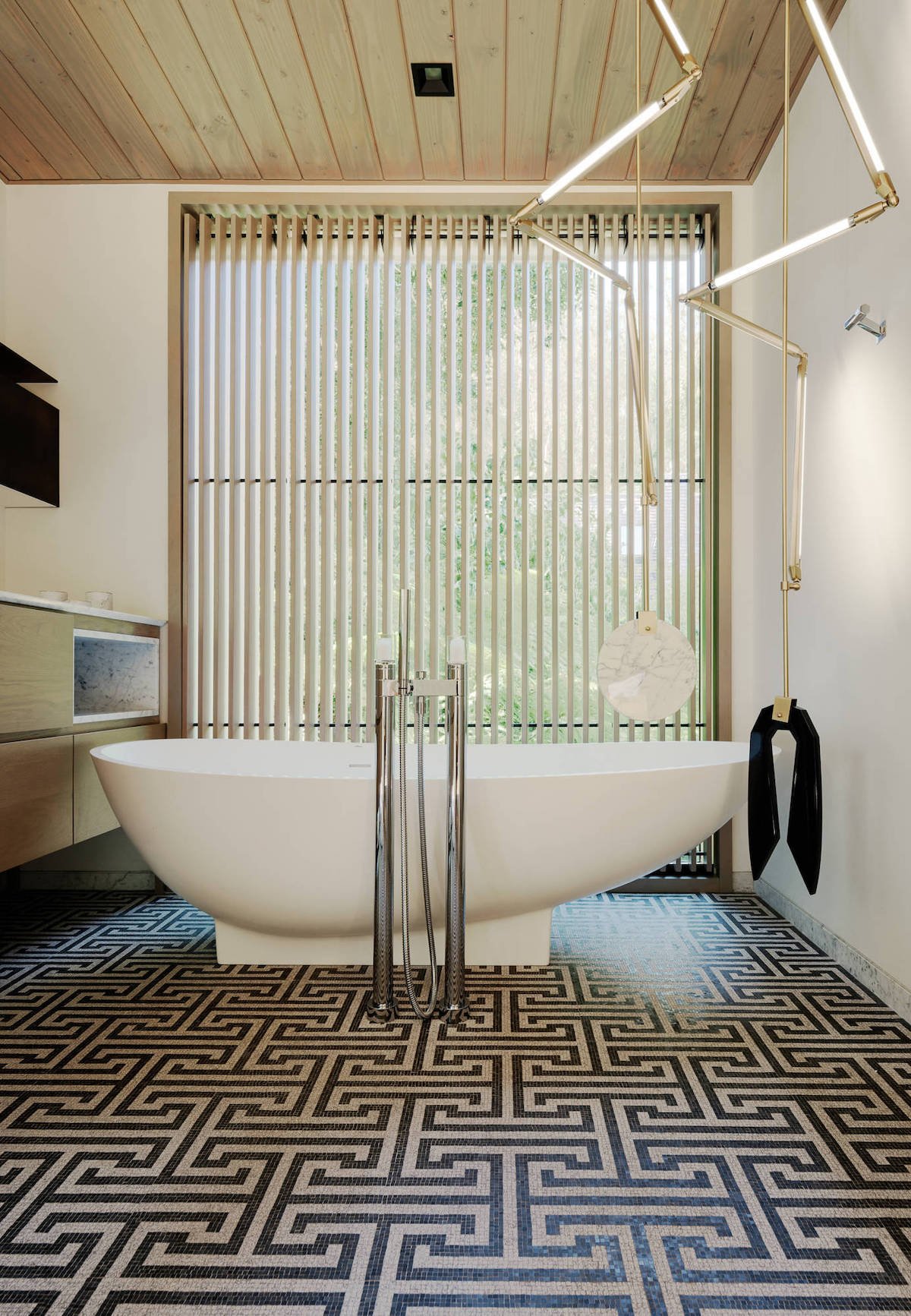 villa à San Francisco salle de bain baignoire ronde blanche design contemporain lampe néon laiton - blog déco - clemaroundthecorner