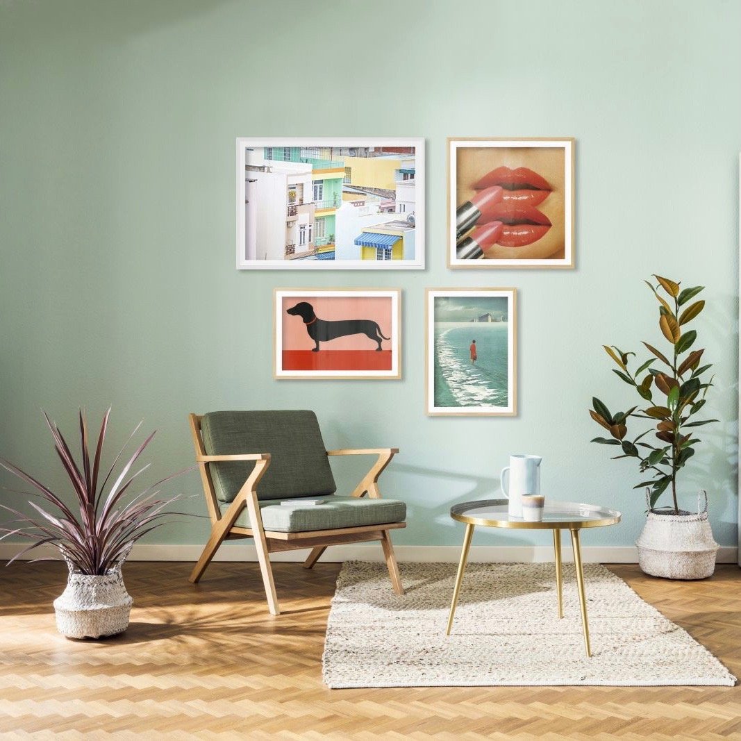 salon scandinave affiche chien bouche rouge à levre mur vert eau peinture