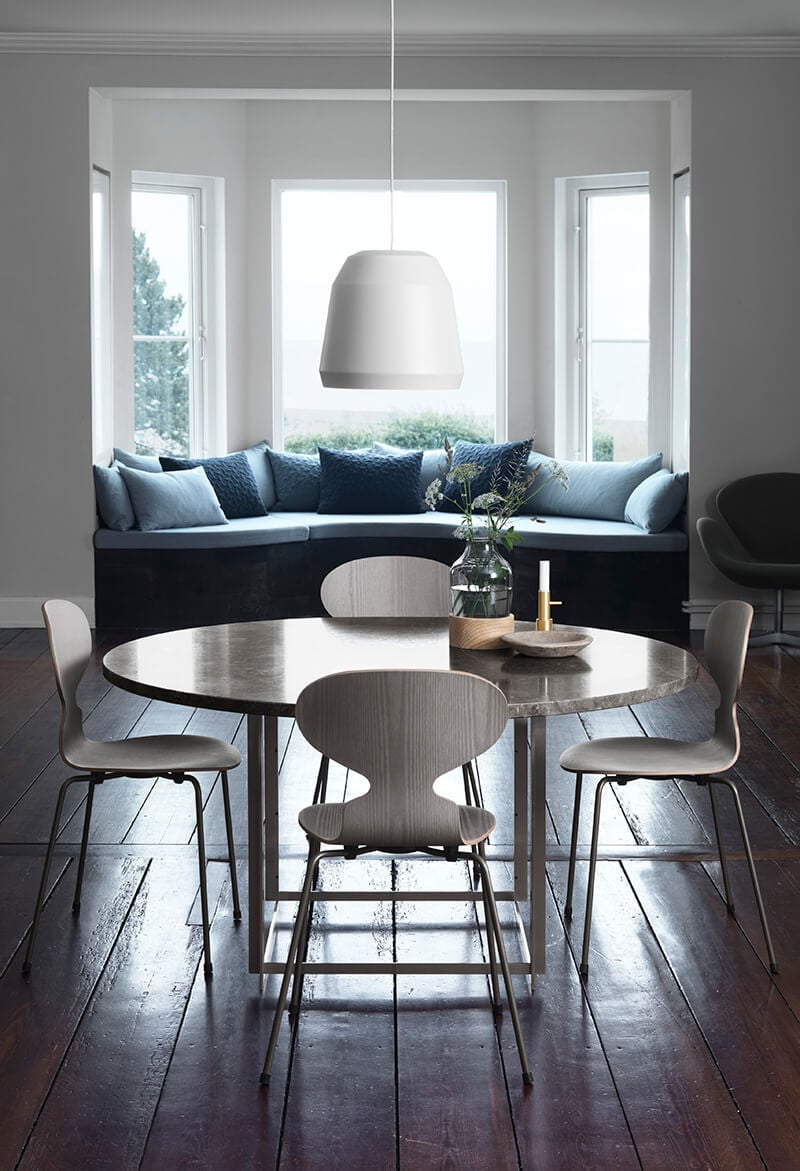 design salle à manger bois gris banquette bleue