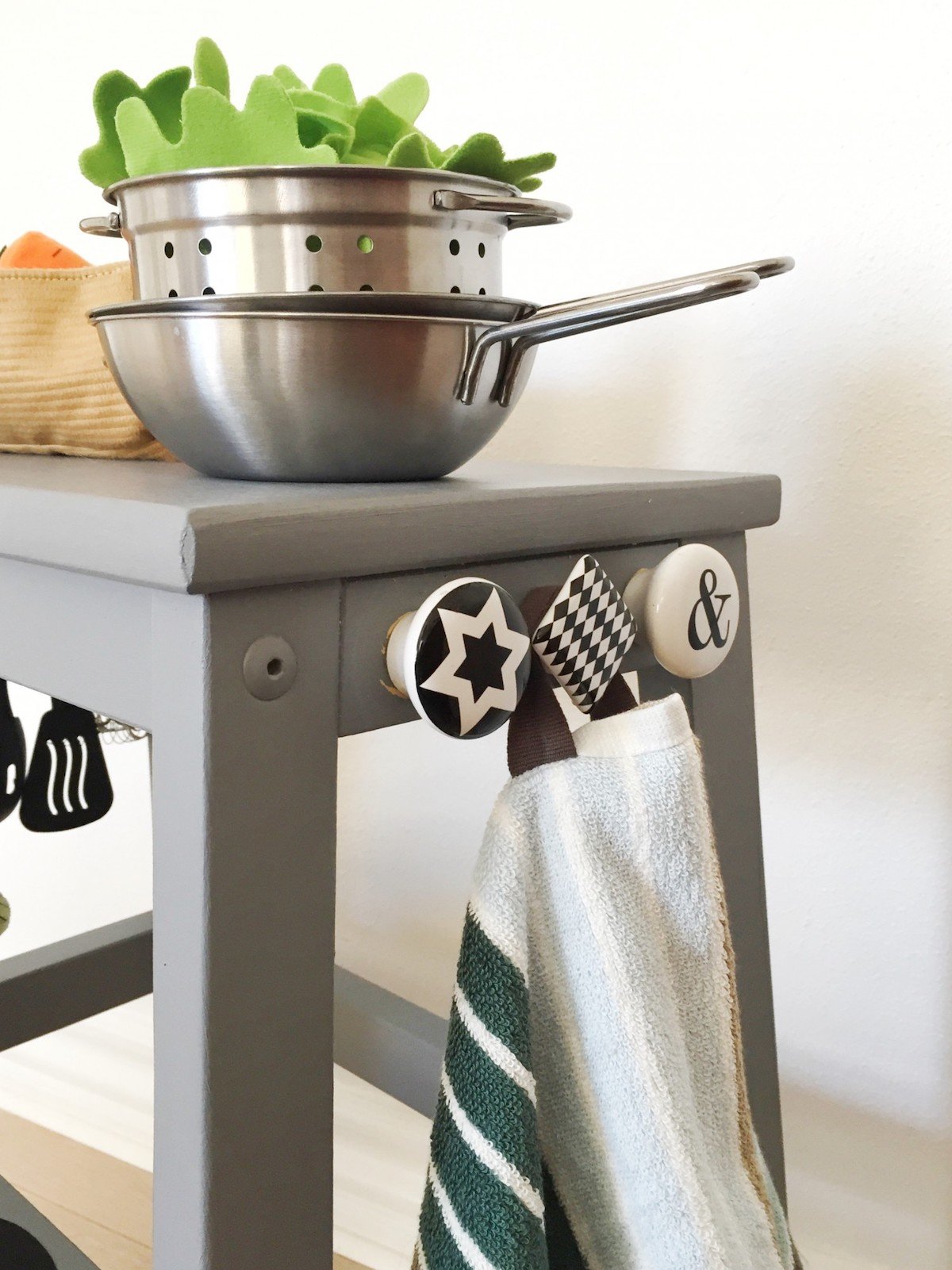 tabouret bois gris cuisinière enfant poignées rondes noires et blanches