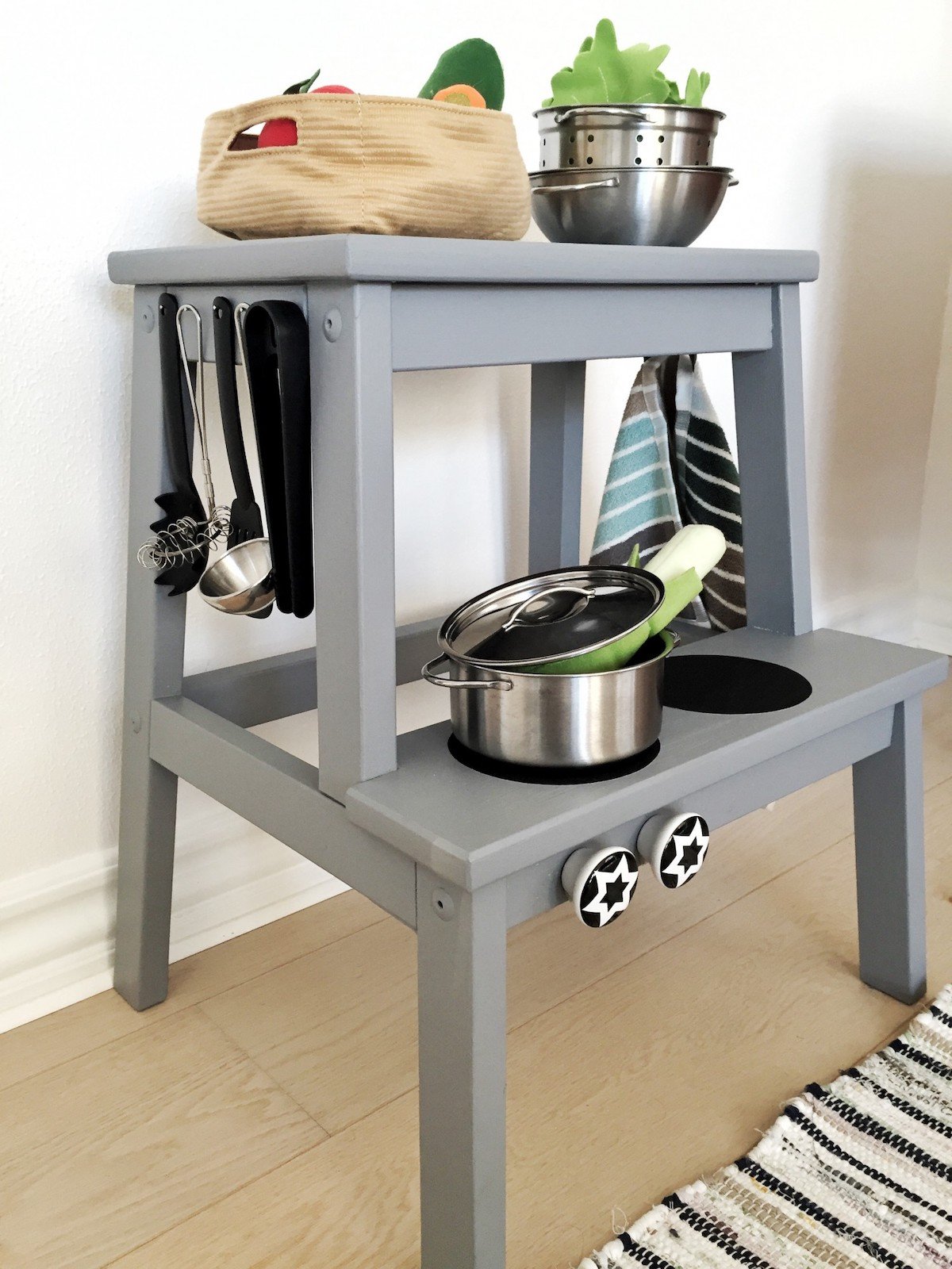 tabouret bois cuisine jeux enfant ustensiles casserole fruit tissus cuisinière marche-pied ikea hack