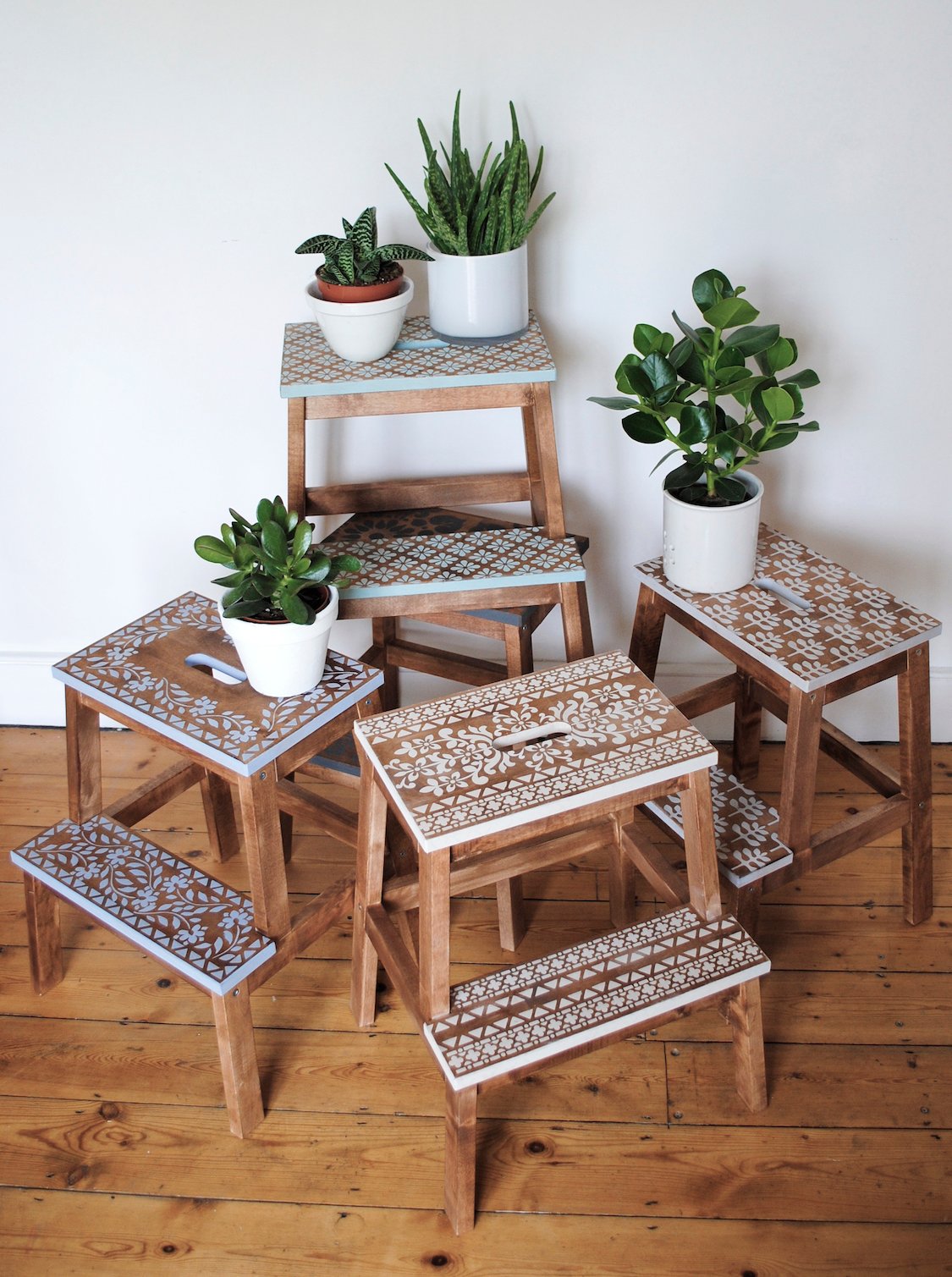 marche pied ikea support pour plante marron style ethnique et bohémien - blog déco - clem around the corner